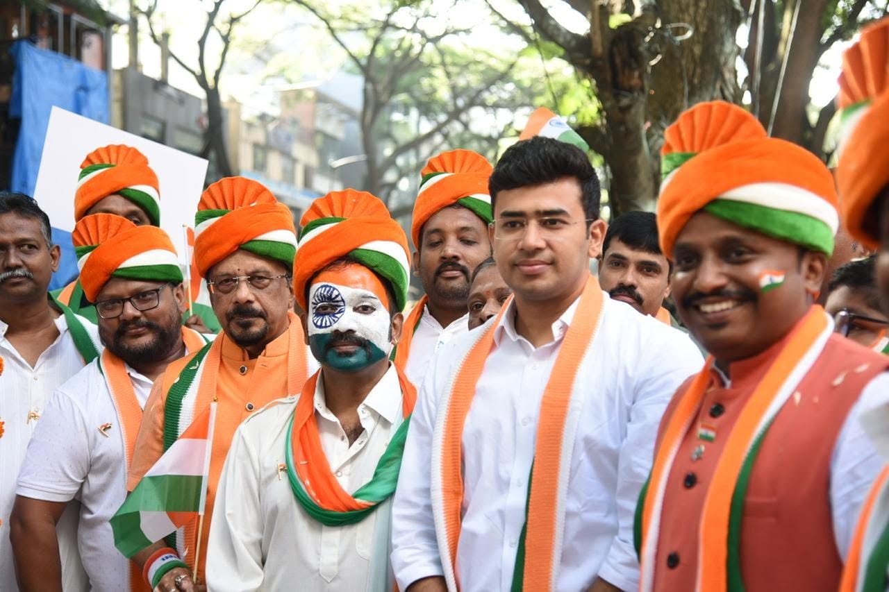 Group of walkers in tricolour turbans before flag-off