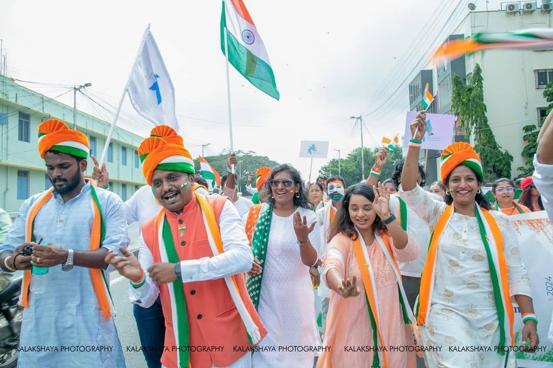 Participants cheering as the column sets off through Basavanagudi